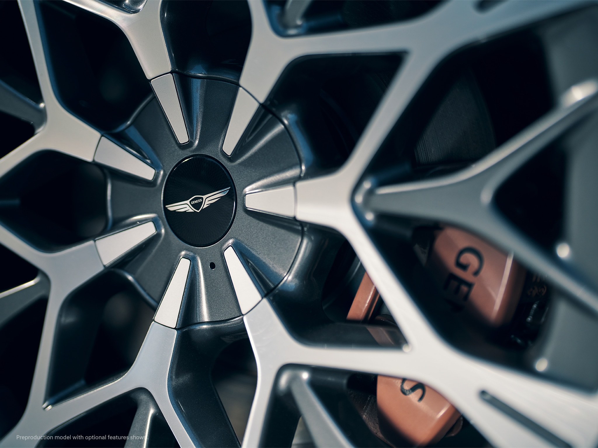 2023 Genesis G90 21-inch alloy wheel detail.